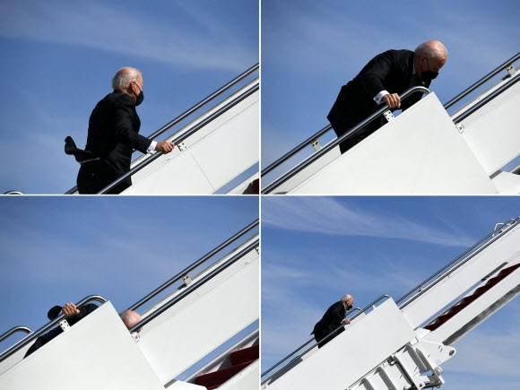 바이든 대통령은 19일(현지시간) 조지아주 애틀랜타로 가기 위해 워싱턴DC 인근 앤드루스 공군기지에서 에어포스원에 올랐다. 바이든 대통령은 열 계단 정도를 오르다 발을 세 번이나 헛디뎠다. AFP연합뉴스