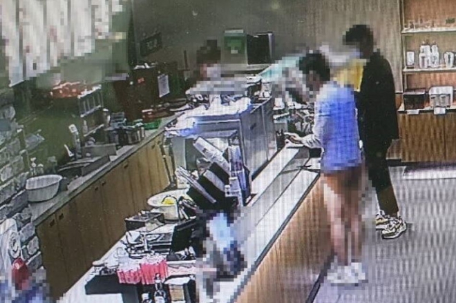 부산 커피전문점에 나타난 티팬티 차림 남성. 사진=부산경찰청