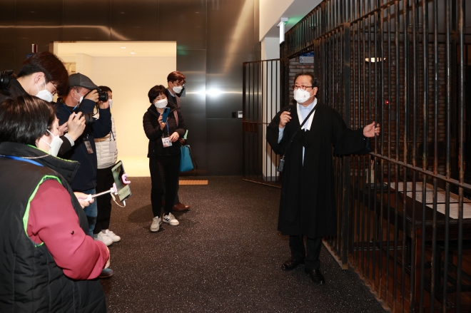 20일 조광한(오른쪽) 시장이 REMEMBER 1910의 큐레이터로 나서 SNS 서포터즈와 시민 리포터들을 대상으로 역사체험관의 공간별 의미를 설명하고 있다. 남양주시 제공 