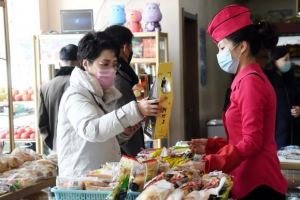 [포토] 평양식 ‘복합 대형마트’서 쇼핑 중인 북한 주민