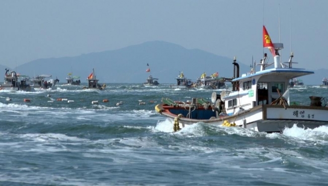 경남 통영시 사량면 사량도 어민들이 사량도 해상에서 한려해상국립공원 구역 조정에 반대하는 해상 시위를 벌이고 있다. 통영시 제공