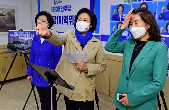 더불어민주당 박영선 서울시장 후보가 21일 서울 서초구 반포쇼핑타운에 위치한 민주당 서초(갑) 지역위원회 사무실에서 ‘서초구 지역공약’을 발표하고 있다. 2021.3.21 국회사진기자단