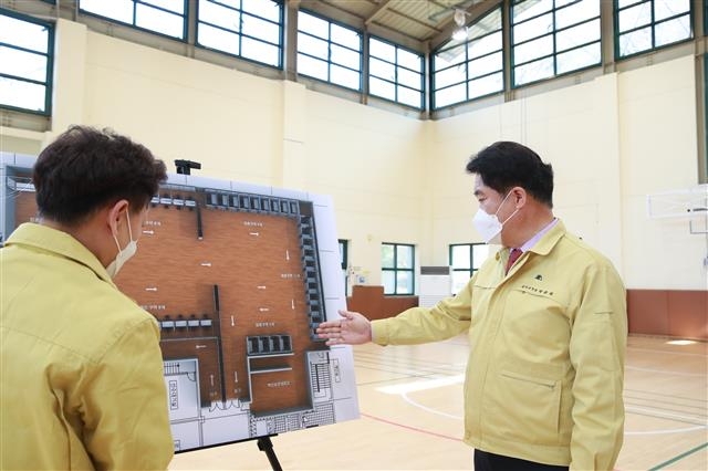 박준희(오른쪽) 서울 관악구청장이 지난 17일 낙성대동에 있는 관악구민종합체육센터를 찾아 방역 상황을 점검하고 2층에 들어설 백신예방접종센터 준비 현황을 살피고 있다. 관악구 제공