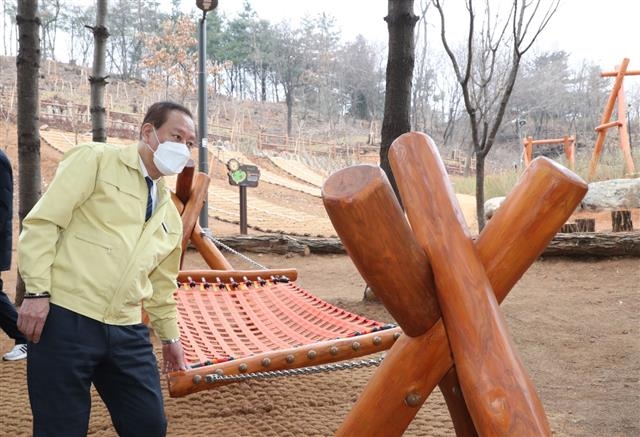 유동균 서울 마포구청장이 지난 15일 개장한 ‘매봉산 유아숲체험원’에 설치된 각종 시설물을 점검하고 있다. 마포구 제공