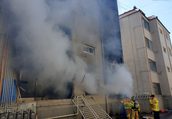 22일 오전 10시 29분께 강원 횡성군 횡성읍 읍하리 한 4층짜리 빌라에서 가스폭발로 추정되는 불이 나 소방대원들이 진화작업을 벌이고 있다.<br>소방당국에 따르면 폭발은 1층에서 일어났으며 주민 1명이 숨지고 4명이 다쳤다. 2021.3.22 <br>연합뉴스