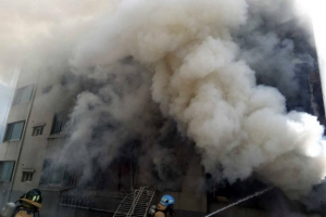 [포토] 횡성 빌라서 가스폭발 화재 ‘치솟는 연기’