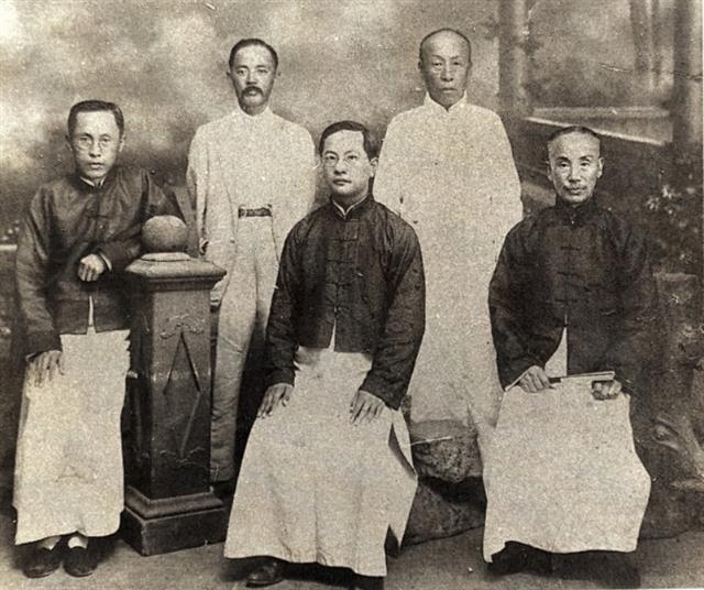 1925년 중국 베이징에서 활동할 때의 김창숙. 앞줄 왼쪽이 김창숙 선생이고 오른쪽은 독립운동가 이회영 선생이다.