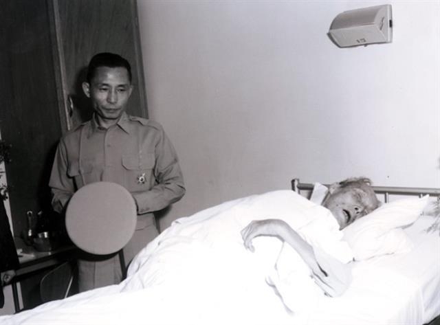 1962년 5월 초 김창숙 선생이 입원한 중앙의료원을 찾은 당시 박정희 국가재건최고회의 의장. 박정희는 그해 3·1절에 선생에게 건국훈장을 수여했었다. 선생의 건강이 좋았다면 훈장을 주는 대로 받았을까.