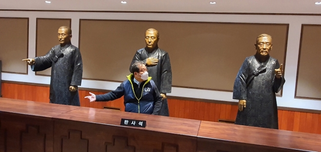 22일 조광한 시장이 역사체험관 ‘리멤버(REMEMBER) 1910’의 친일파를 재판하는 공간인 역사 법정에 대해 설명하고 있다. 