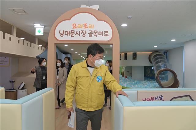 서양호 서울 중구청장이 지난 19일 신당동에 위치한 공공복합시설인 신당누리센터 2층 실내놀이터에서 어린이 안전을 위한 현장점검을 하고 있다. 중구청 제공