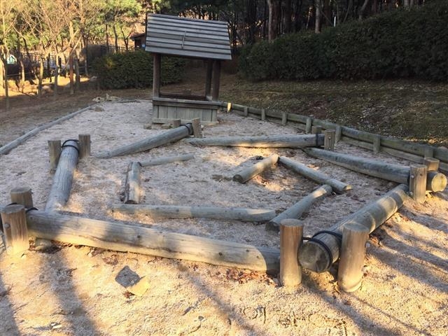 서울 중랑구 용마산 유아숲체험원에 아이들이 통나무를 이용해 놀 수 있도록 구성해 놓은 모습. 중랑구 제공