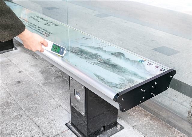 서울 강서구가 겨울철과 봄·가을 환절기에 대비해 버스 정류장에 설치한 온열의자. 쌀쌀한 날씨에도 36도를 유지한다. 강서구 제공