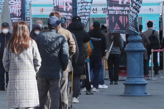 줄서서 코로나 검사 기다리는 시민들 22일 오전 서울역 광장에 마련된 코로나19 중구임시선별진료소를 찾은 시민들이 줄서서 검사를 기다리고 있다. 2021.3.22 뉴스1