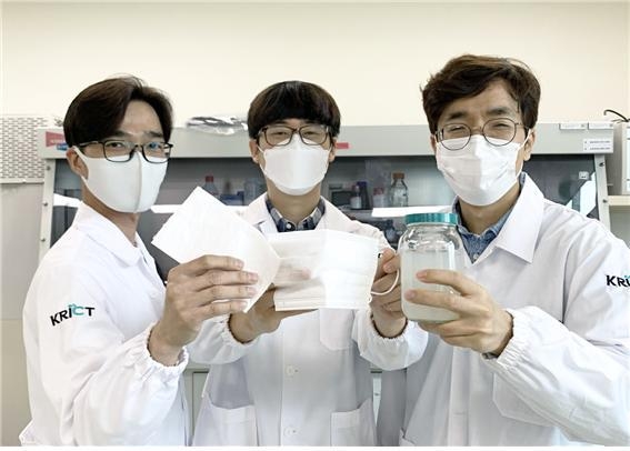 한국화학연구원 바이오화학연구센터 황성연, 박제영, 오동엽(왼쪽부터) 박사가 ‘생분해성 마스크 필터와 나노키틴 용액’을 들고 있다. 화학연구원 제공