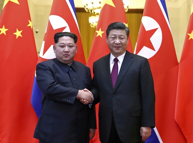 지난 2018년 3월 28일 중국 베이징에서 열린 북중정상회담에서 만난 김정은 북한 국무위원장과 시진핑 중국 국가주석.  AP 연합뉴스