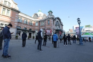 여전히 하루 400명대… 꺾이지 않는 코로나 확산세