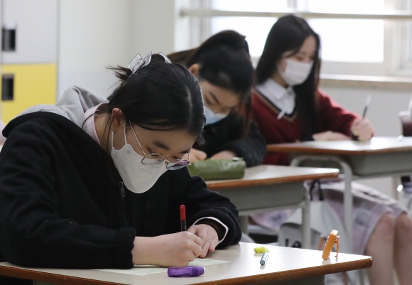 23일 서울 강남구 압구정고에서 고1학생들을 대상으로 전국연합학력평가가 실시되고 있다. 2021. 3. 23 박지환 기자  popocar@seoul.co.kr