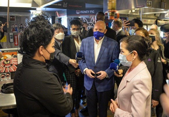 래리 호건 메릴랜드 주지사와 그의 부인인 유미 호건 여사가 22일(현지시간) 한국계 미국인이 운영하는 점포에서 고충을 듣고 있다. AP