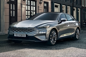 “그랜저 잡으러 K8이 왔다”… 현대차·기아 ‘왕좌의 게임’