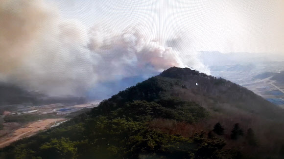 23일 오후 3시 52분께 강원 홍천군 화촌면에서 산불이 발생했다.<br>산림 당국은 불을 끄는 대로 정확한 피해면적과 원인을 조사할 방침이다. 2021.3.23 <br>강원도 산불방지대책본부 제공