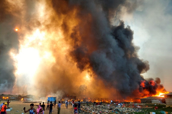 100만명 거주하는 방글라데시 로힝야족 난민촌 화재 22일(현지시간) 방글라데시 남부의 콕스바자르에 있는 로힝야족 난민캠프에서 대형 화재가 발생해 불길과 검은 연기가 치솟고 있다. 당국에 따르면 처음에 화재는 작은 규모였지만, 가옥 내 요리용 가스 실린더가 폭발하며 걷잡을 수 없이 번졌다. 집 대부분이 대나무, 비닐과 같은 인화성 소재로 만들어져 쉽게 잡히지 않은 불이 10시간 이상 이어졌다. 이날 화재로 집 수천채가 불타고 수백명이 다쳤다. 미얀마에서 군부 박해 등으로 도망친 로힝야족은 콕스바자르에만 100만명 가까이 살고 있다. 콕스바자르 로이터 연합뉴스