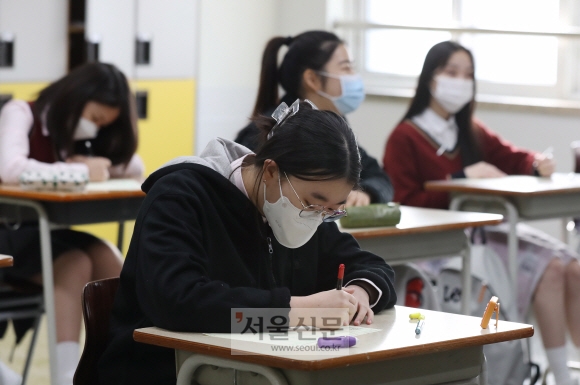 평가도 실전처럼  고1 학생들을 대상으로 2021년 전국연합학력평가가 치러진 23일 서울 강남구 압구정고에서 학생들이 시험을 보고 있다. 24일에는 고2, 25일에는 고3 학생들을 대상으로 시험이 진행된다. 박지환 기자 popocar@seoul.co.kr