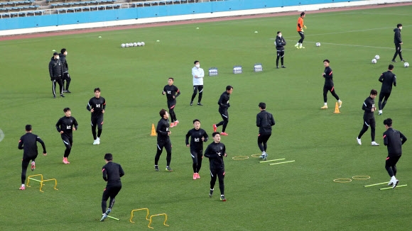25일 한일전을 치르는 한국 축구대표팀 선수들이 23일 오후 일본 요코하마의 한 연습장에서 훈련하고 있다. 일본 연합뉴스