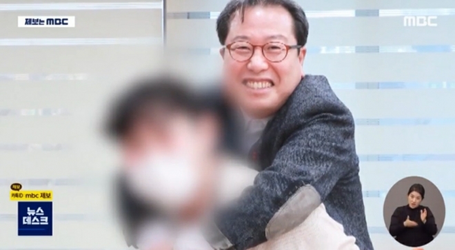 남양주시청 공무원들이 조광한 남양주시장의 생일파티를 5차례 열어줬다는 사실이 전해졌다. 조 시장은 보도 직후 자신의 트위터를 통해 즉각 해명했다 .MBC ‘뉴스데스크’ 캡처