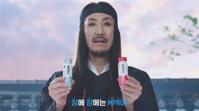 전 국가대표 농구선수 한기범이 한국야구르트의 ‘장 케어 프로젝트 MPRO3’를 소개하고 있다. 한국야구르트 제공