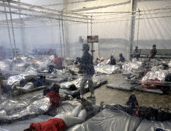 미국에 밀입국한 중남미 미성년자들을 위한 수용시설의 내부 모습. AP