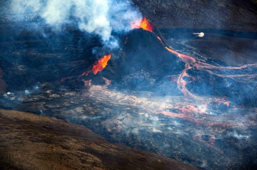 [서울포토] 붉은 용암이 콸콸… 800년 만에 깨어난 아이슬란드 화산