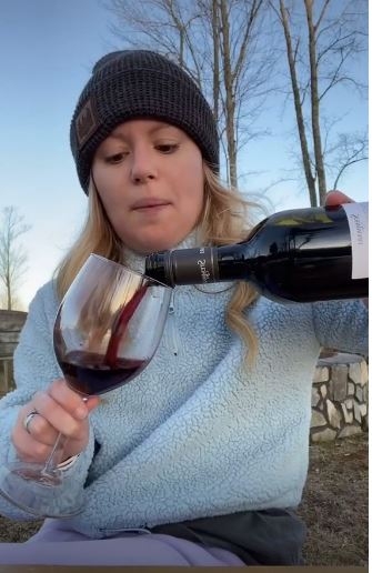 와인을 마시며 자신의 황당한 실수를 털어놓는 제니 패리스. 틱톡 캡처
