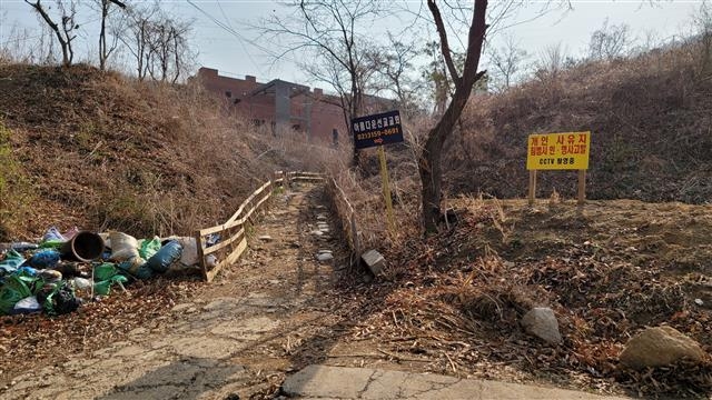 포마자동차디자인미술관 진입로가 차량 한 대도 드나들 수 없을 정도 좁은 협곡처럼 변했다. 이는 토지 주인이 주변 땅을 정리하면서 기존의 포장도로가 이렇게 변한 것이다.