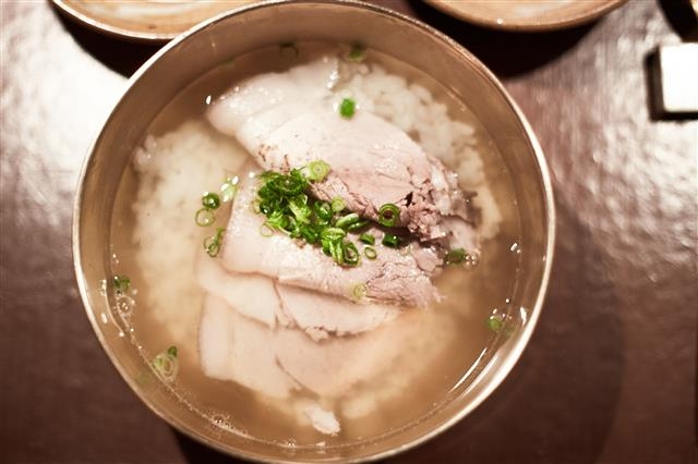 서울 한 식당의 돼지국밥. 깔끔하게 국물을 내는 국밥이 인기를 끌고 있다.