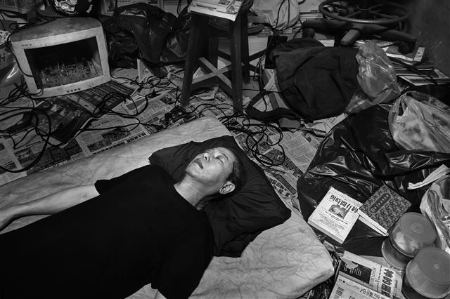 사진 연작 ‘별자리표’의 일부. 장기 실업자로 우울증을 앓았던 천제런 작가의 친형에 대한 이야기다. 아트선재센터 제공