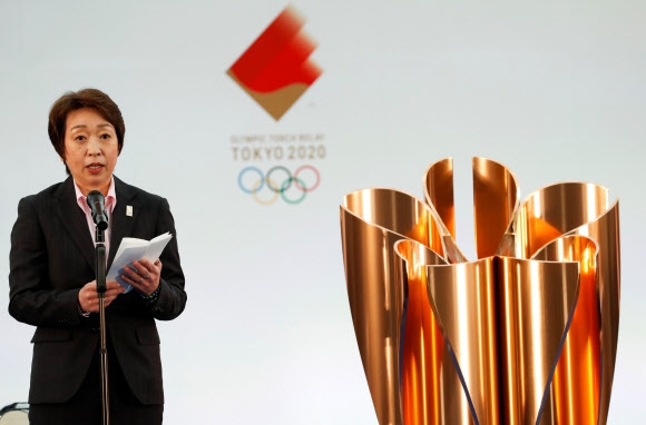 하시모토 세이코 일본 도쿄올림픽·패럴림픽 조직위원회 회장이 25일 후쿠시마현 나라하에서 열린 성화 봉송 출발 행사에서 연설하고 있다.  로이터 연합뉴스
