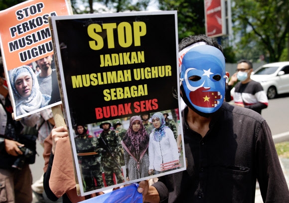 무슬림 활동가들이 25일 인도네시아 자카르타의 중국 대사관 앞에서 이슬람교에 대한 탄압에 항의하는 시위를 벌이고 있다. 연합뉴스 