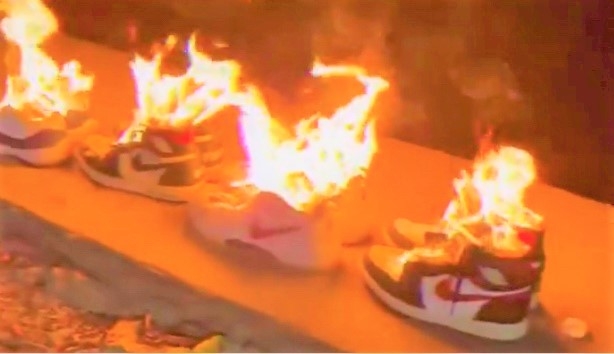 미국 나이키가 “위구르족 강제노동 문제가 불거진 신장 지역의 면 제품을 공급받지 않겠다”고 밝히자 25일 한 중국 누리꾼이 올린 동영상. 나이키에 대한 항의 표시로 신발을 불태우고 있다. 웨이보 제공 