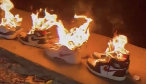 미국 나이키가 “위구르족 강제노동 문제가 불거진 신장 지역의 면 제품을 공급받지 않겠다”고 밝히자 25일 한 중국 누리꾼이 올린 동영상. 나이키에 대한 항의 표시로 신발을 불태우고 있다. 웨이보 제공
