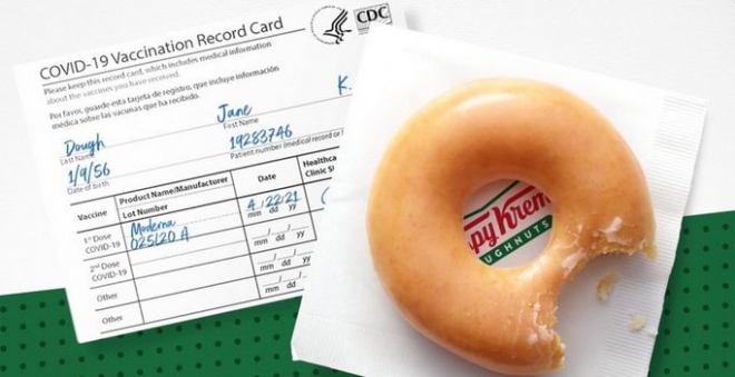미국의 코로나 백신 접종 증명 카드와 크리스피 크림 도넛. 출처:트위터