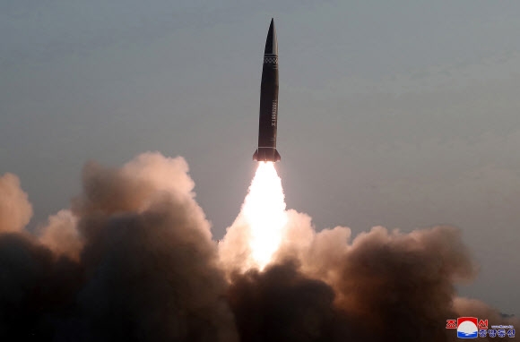 북한이 25일 새로 개발한 신형전술유도탄 시험발사를 진행했다며 탄도미사일 발사를 공식 확인했다. 이번 신형전술유도탄은 탄두 중량을 2.5t으로 개량한 무기체계이며, 2기 시험발사가 성공적으로 이뤄졌다고 자평했다고 조선중앙통신이 26일 보도했다. 2021.3.26 평양 조선중앙통신