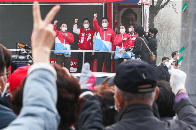 출근길 시민들 향해 지지 호소하는 오세훈