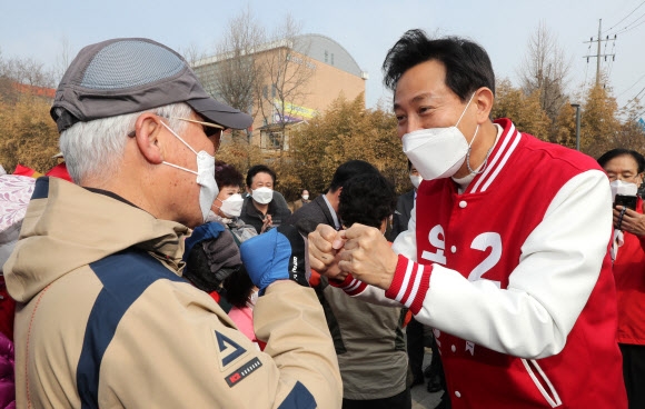 오세훈, 서서울호수공원 찾아 시민들에게 인사