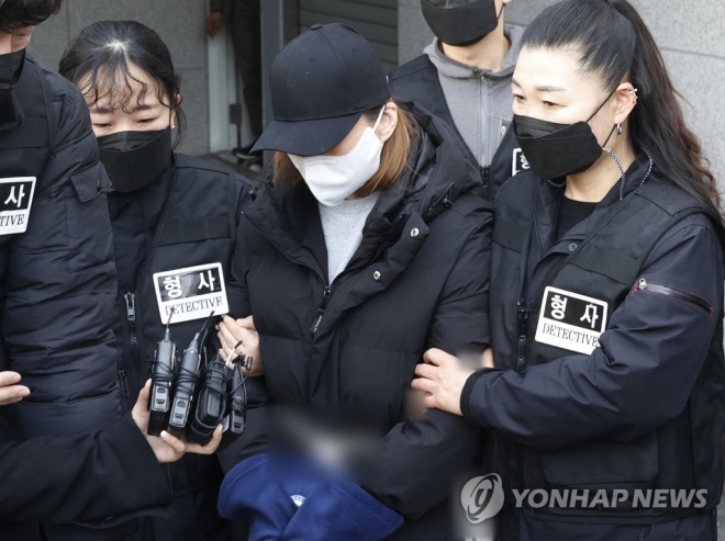 구미에서 숨진 3세 여아 친모가 검찰에 송치되고 있다. 연합뉴스