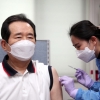[속보] AZ 백신 접종한 정총리 “독감 주사와 똑같아…대한민국 간호사 유능”