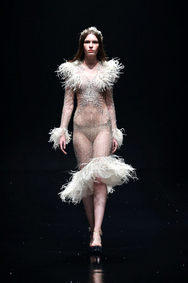 모델이 26일(현지시간) 베이징에서 열린 중국 패션위크 기간 동안 장홍웨이의 윌리엄 장 컬렉션 작품을 선보이고 있다. AFP 연합뉴스<br>