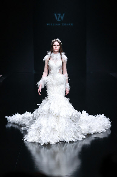 모델이 26일(현지시간) 베이징에서 열린 중국 패션위크 기간 동안 장홍웨이의 윌리엄 장 컬렉션 작품을 선보이고 있다. AFP 연합뉴스