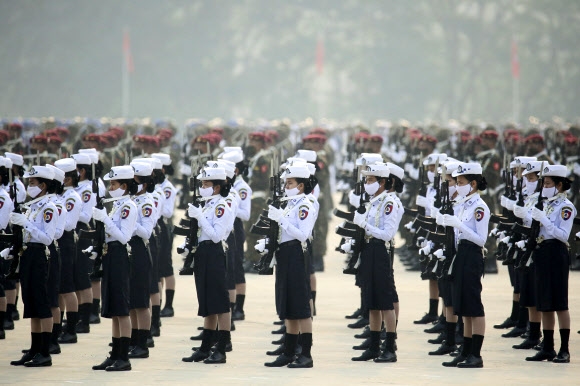 군인들이 27일(현지시간) 수도 네피도에서 열린 미얀마군의 날을 기념하는 군사 퍼레이드에 참가하고 있다. AP 연합뉴스