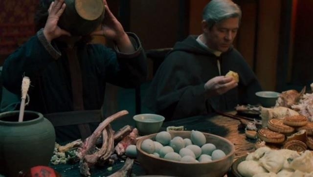 충녕대군(세종)이 가톨릭 구마사제에게 월병과 중국식 만두, 피단(삭힌 오리알) 등을 대접하는 장면을 연출해 물의를 빚은 ‘조선구마사’.  SBS 캡처