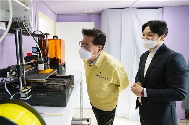 유덕열 동대문구청장이 지난 26일 디디엠 메이커 협동조합을 방문해 3D프린터로 제작 중인 작품을 보고 있다. 동대문구 제공